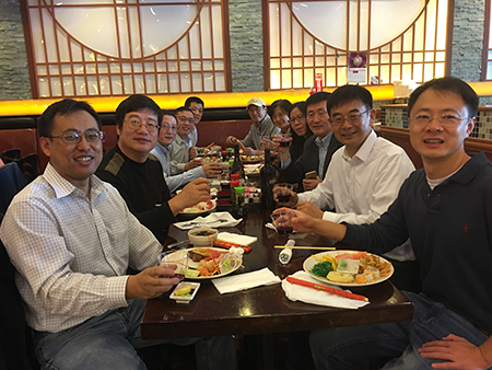 汪俊博士（右3）和专家们先容米乐YY易游的最新海内大事记