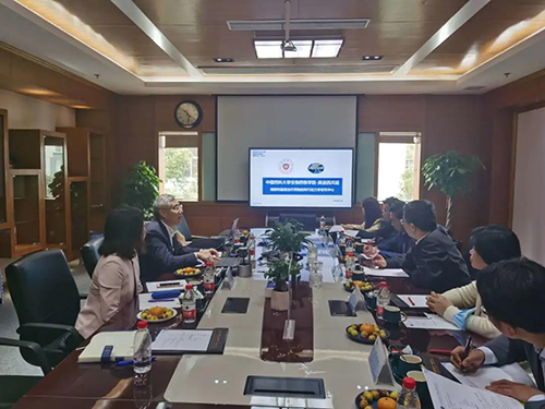 米乐YY易游首席执行官陈春麟博士，，，，，商务生长部副总裁蔡金娜博士等人热情接待了金能明书记一行。。。。。。。