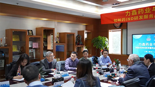 米乐YY易游首创人&CEO陈春麟博士、化学部与生物部高级副总裁任峰博士、药代动力学与生物剖析部副总裁辛保民博士、商务生长部副总裁蔡金娜博士等出席签约仪式。。。。。。。。