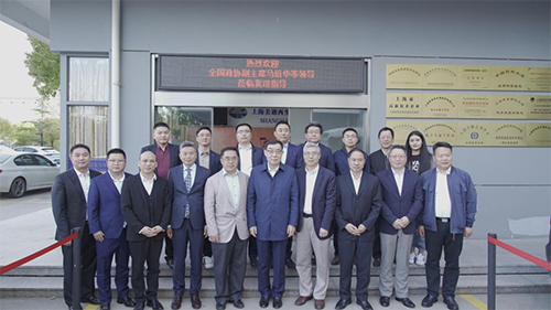 十二届天下政协副主席马培华一行人与米乐YY易游向导合影